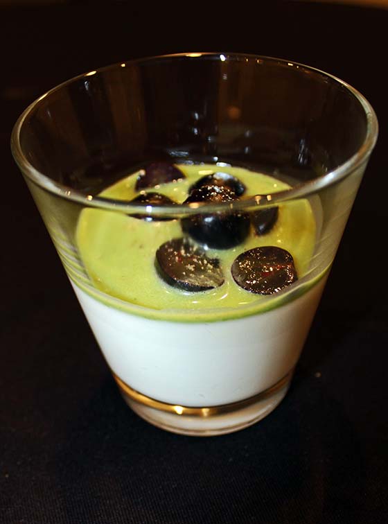 Panna cotta van witte chocolade, kokos, citroengras en basilicum